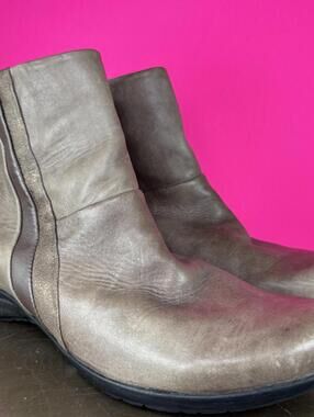 Mephisto Janine Taupe Leather Gold Bronze Accent Ankle Boot US 8